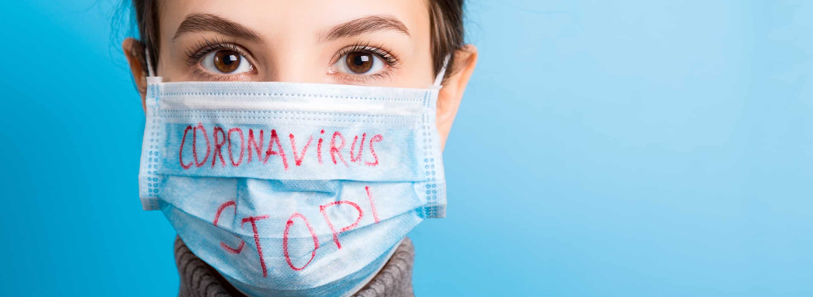 Portrait d'une femme avec un masque de protection médical