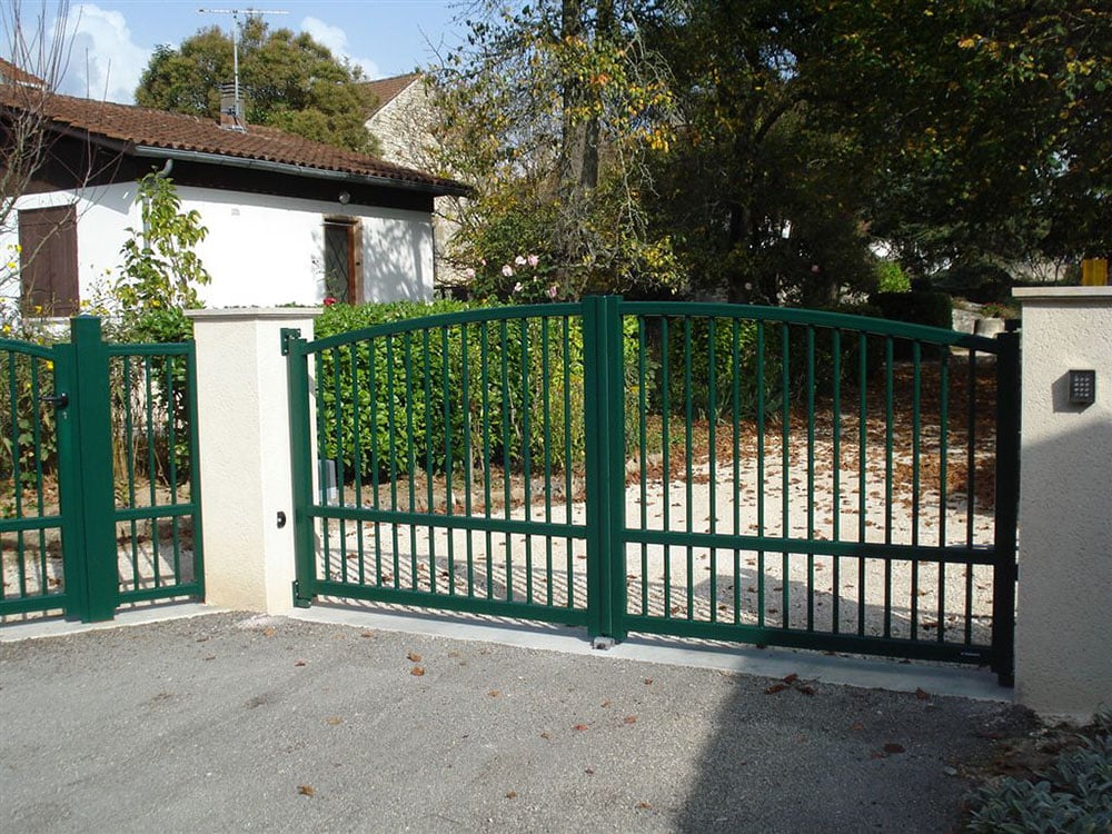 Pergola avec 3 poteaux et stores