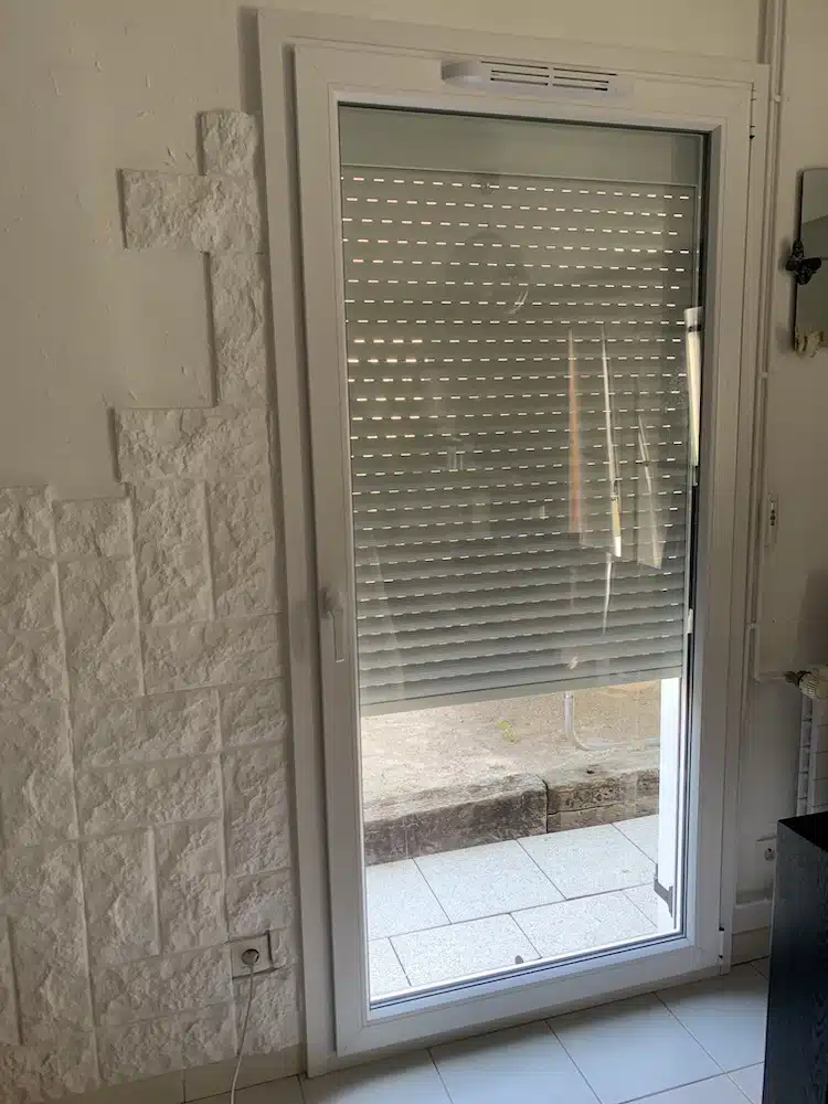 Porte fenêtre en PVC avec volet roulant