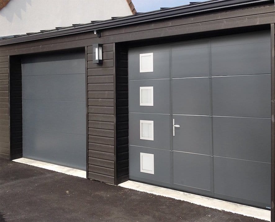 Porte de garage sans rainure lisse avec hublots et portillons