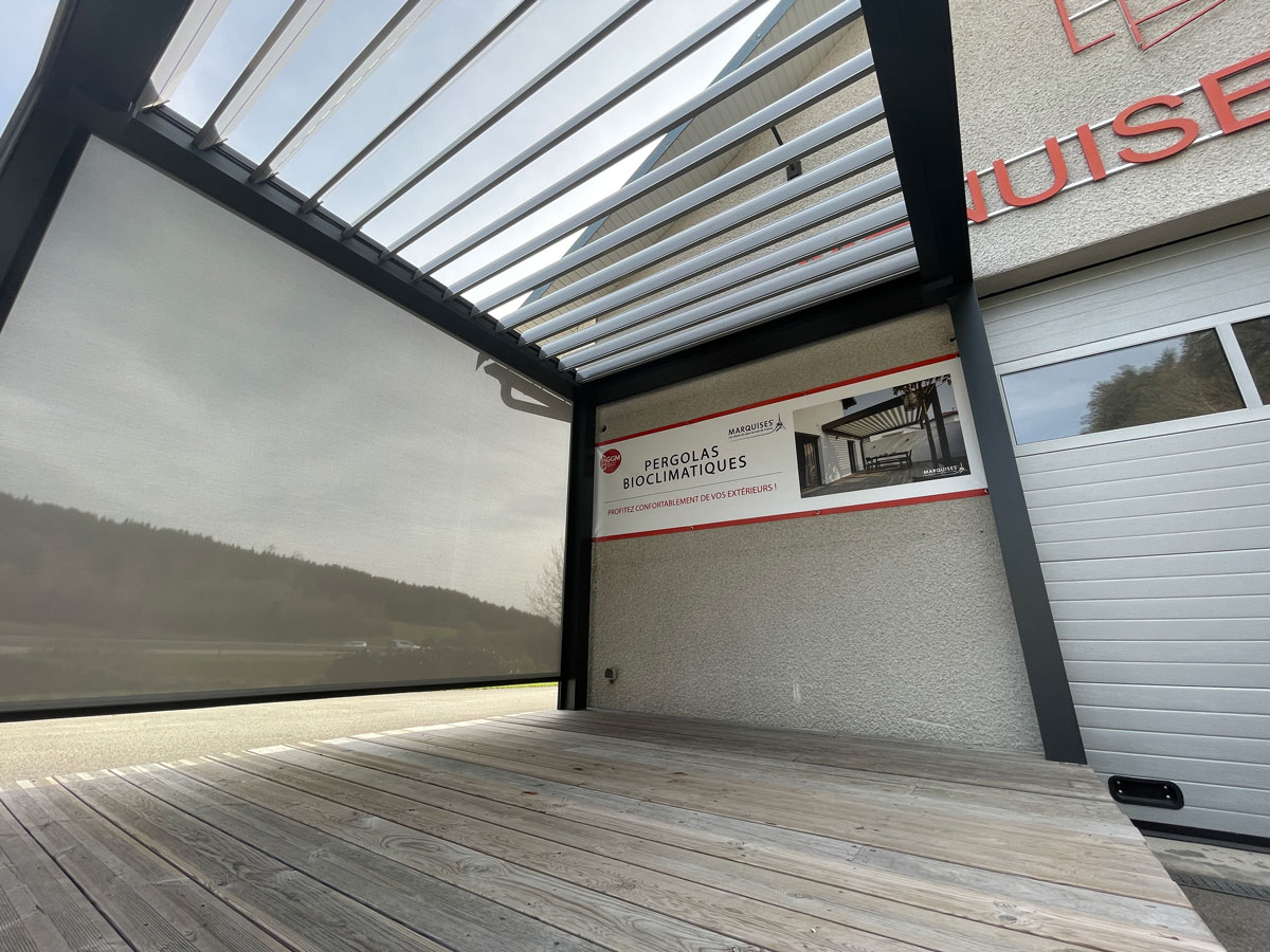 Pergola murale GGM avec store screen latéral et lames ouvertes